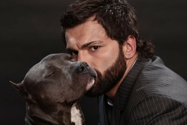 Uomo con la barba e Pitbull