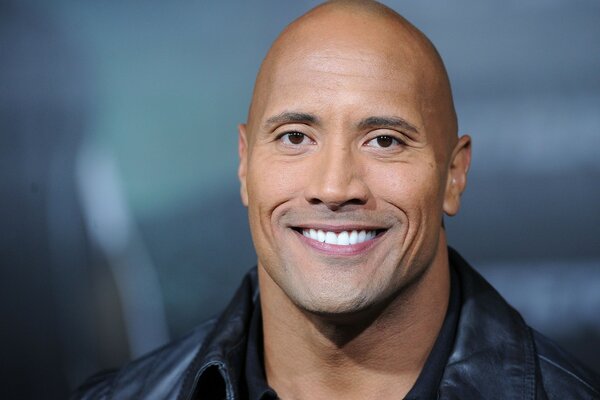 Dwayne johnson mit schneeweißem lächeln