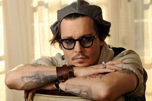 Johnny Depp mit Sonnenbrille bereitet sich auf die Rolle vor