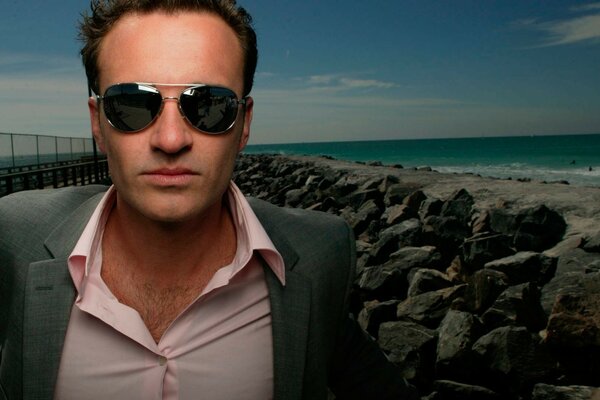 L acteur Julian McMahon, enchanté