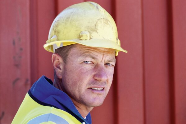 Homme en uniforme de travail spécial