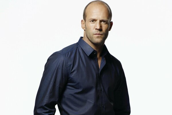 Jason Statham su sfondo bianco