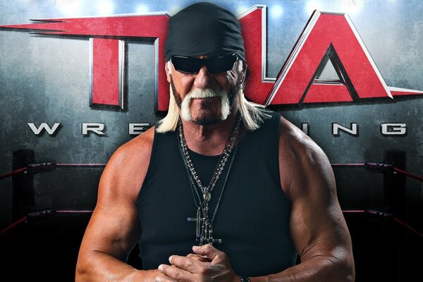 Hulk Hogan in anschaulicher Uniform, Bandana, Brille