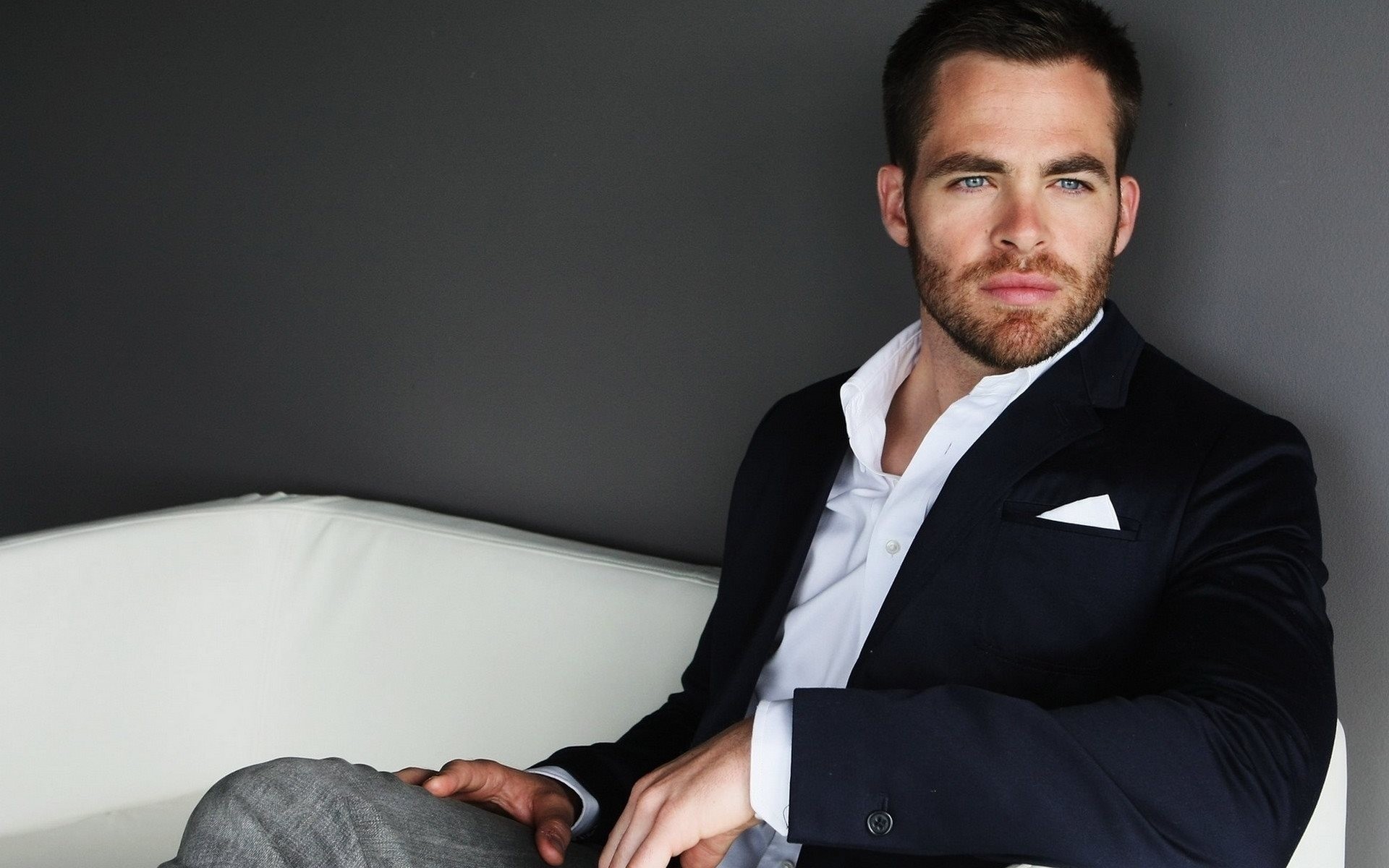 blaue augen chris pine swat jacke