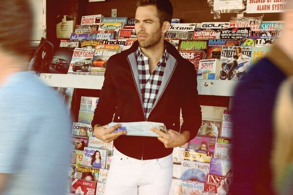 El actor Chris Lyne con el periódico en la mano