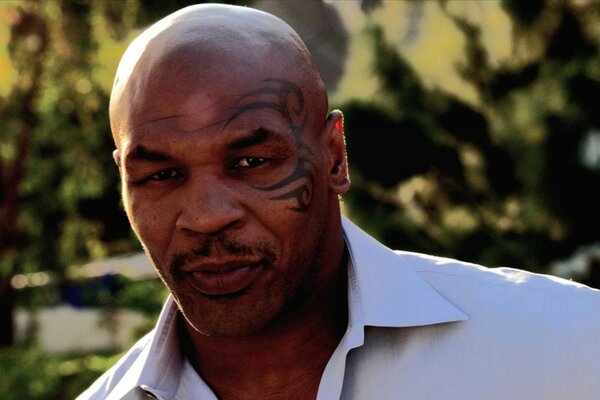 Tyson avec un tatouage original sur le visage