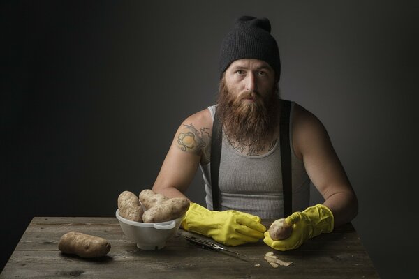 Hipster maison nettoie les pommes de terre en bonne qualité