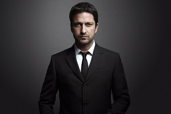 Schauspieler im Anzug Gerard Butler