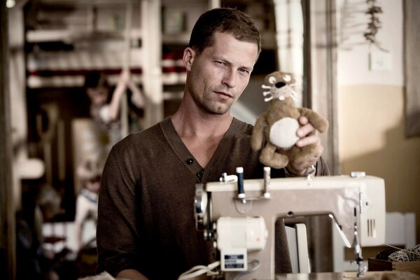 Til Schweiger con macchina da cucire e giocattolo