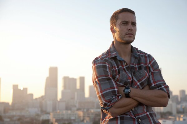 Taylor Kitsch en el fondo de la ciudad