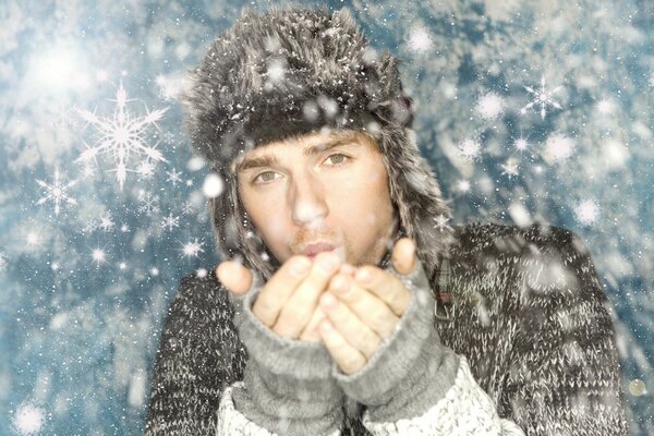 Foto de invierno de un hombre con sombrero