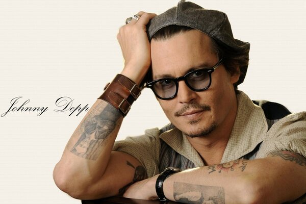 Johnny Depp en el estilo del lindo chico brillante de la portada posa y sonríe