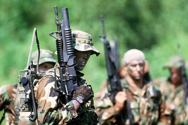 Militares en camuflaje con armas