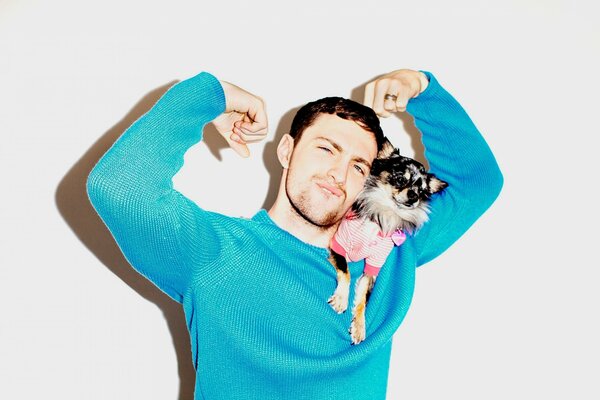 Aaron Taylor-Johnson jugando con perrito