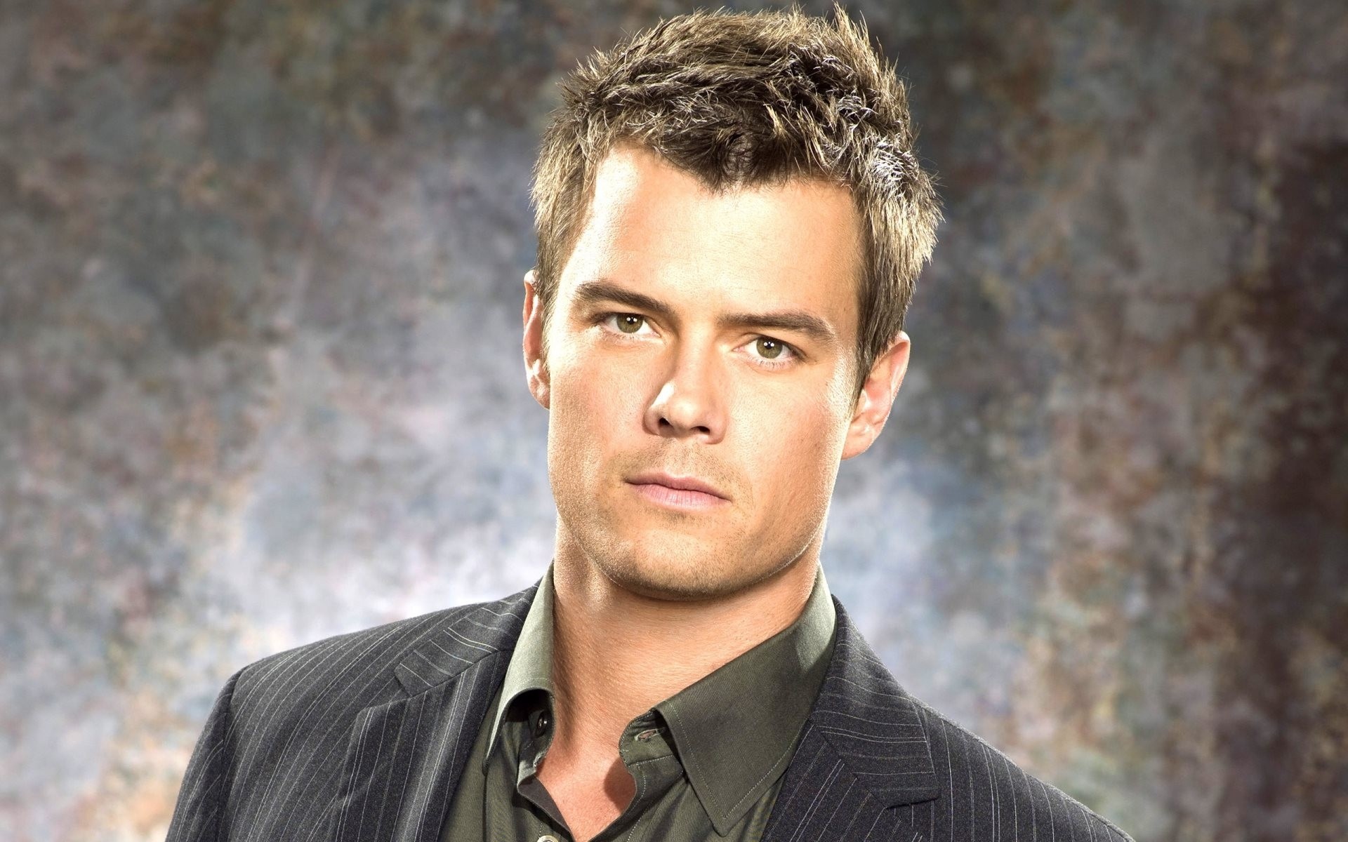 josh duhamel chicos traje actor