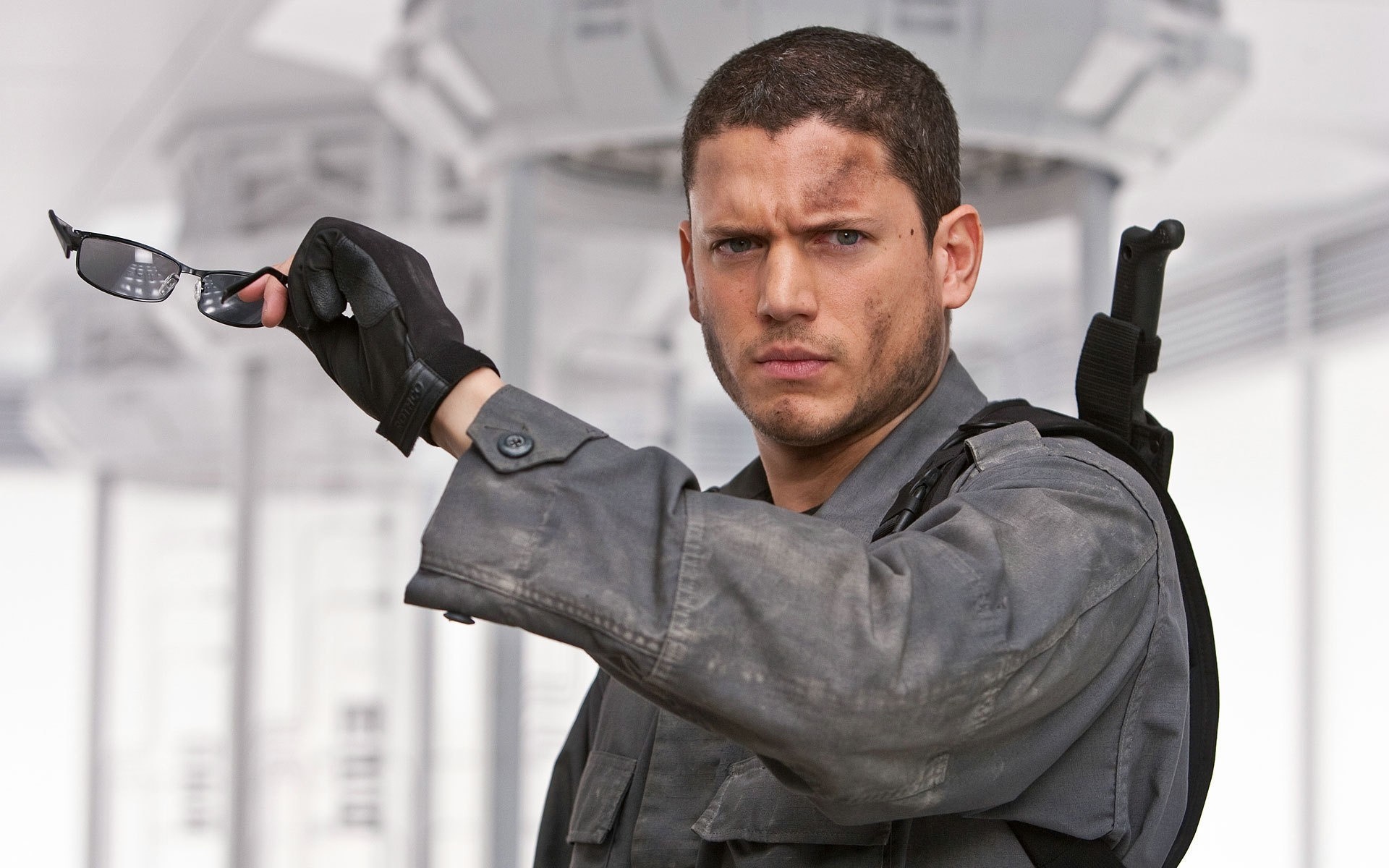 wentworth miller der aufenthaltsort des bösen handschuhe sonnenbrille