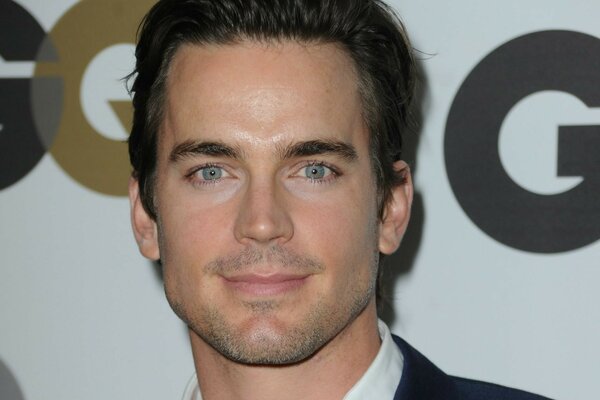 Marco con Matt Bomer sobre fondo blanco