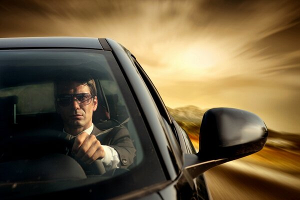 Un hombre al volante de un coche negro