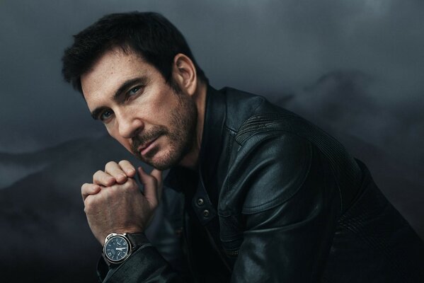 Foto von Dylan McDermott auf schwarzgrauem Hintergrund