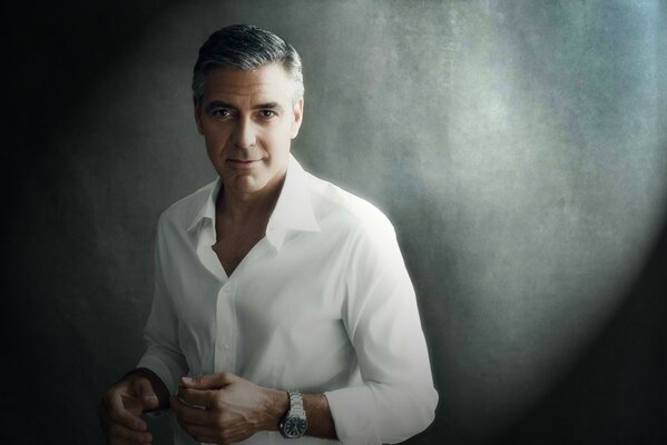 Przystojny Clooney w białej koszuli