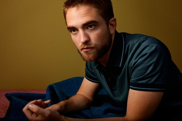 Robert Pattinson en una sesión de fotos de estudio