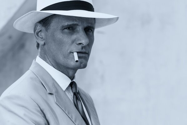 El Actor Viggo Mortensen. Retrato con sombrero