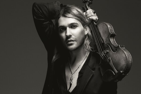 Musicista David Garrett con violino in mano