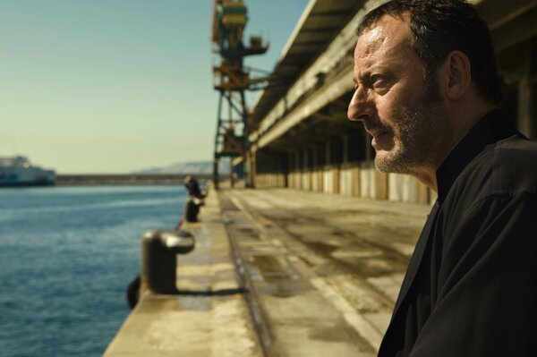 Jean Reno en el fondo del río