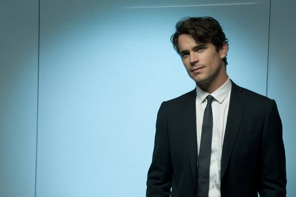 Photographie de Matt Bomer sur fond bleu