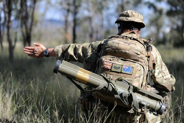 Ein amerikanischer Soldat sitzt auf einem Feld