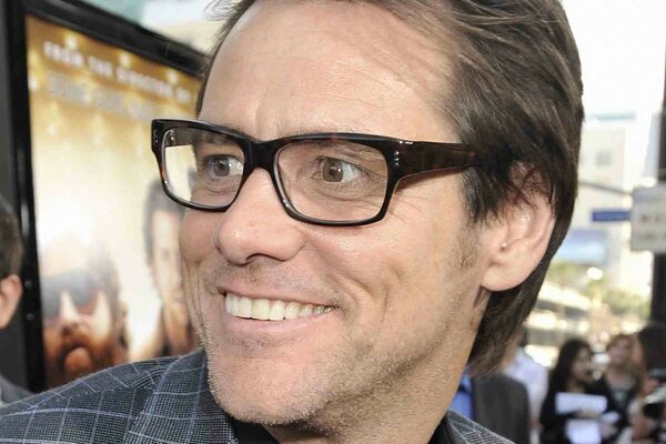 Porträt des Schauspielers Jim Carrey mit Brille