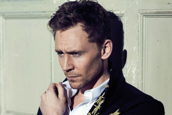 La mirada seria del actor Hiddleston