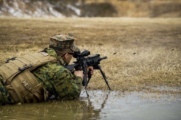 Soldier with M27 automatic rifle