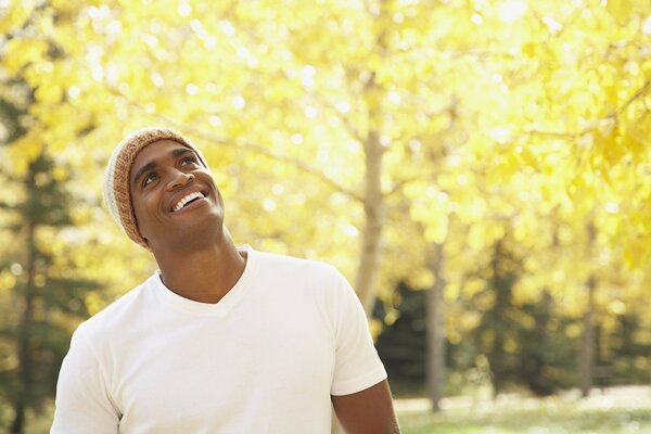 Un hombre feliz. Foto positiva