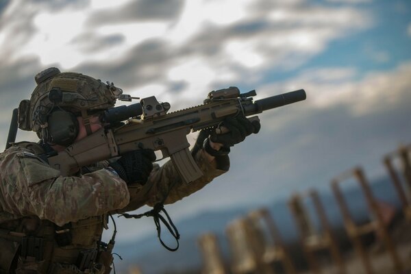 Soldat avec un fusil d assaut sur fond flou