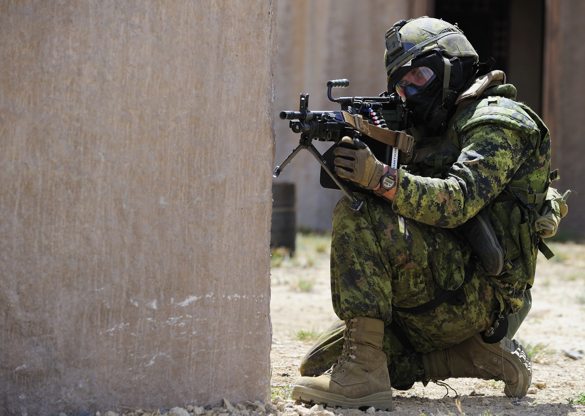 mitrailleuse arme soldats armée camouflage