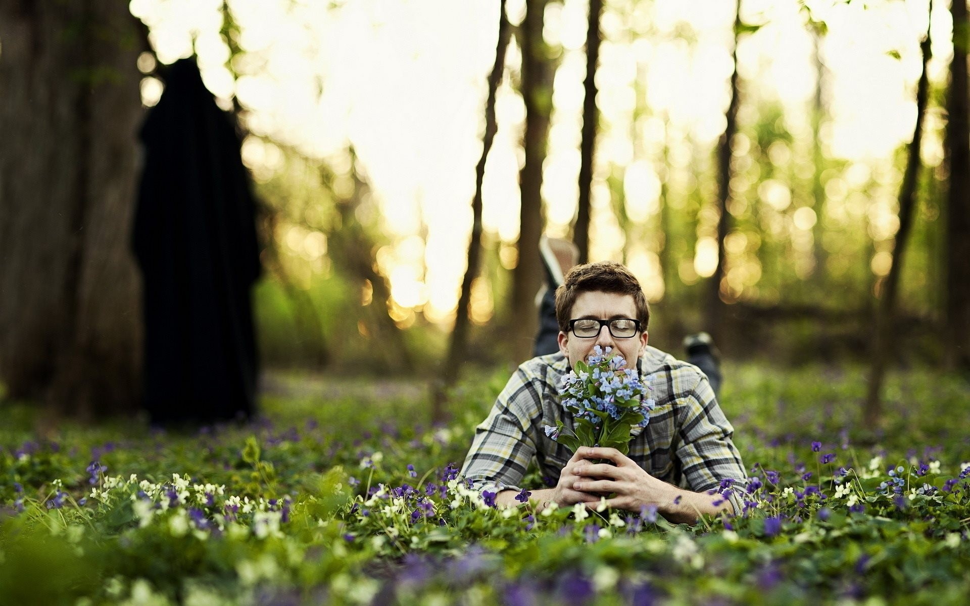 fondo hombre bosque flores