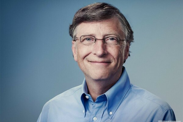 Bill Gates Portrait auf blauem Hintergrund