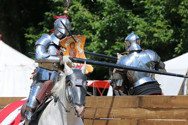 Giostra a cavallo in armatura