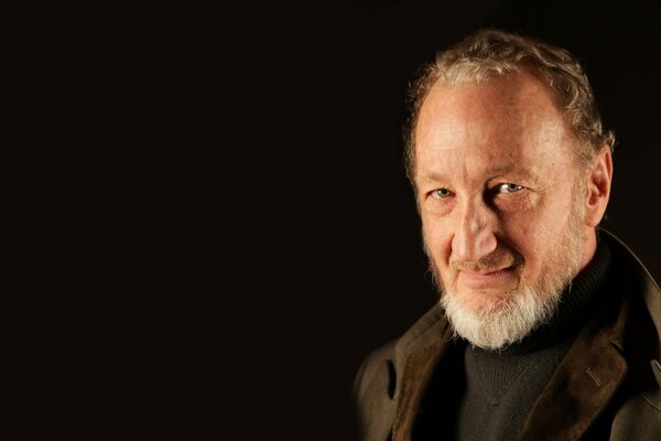 Porträt des Schauspielers Robert Inglund auf schwarzem Hintergrund