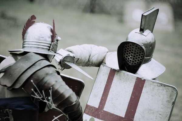 Kampf der Gladiatoren in Rüstung mit Schwertern