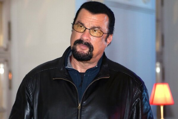 Il famoso attore Steven Seagal, che è anche un musicista e regista