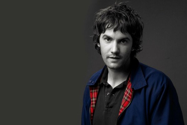 Jim Sturgess portrait sur fond gris