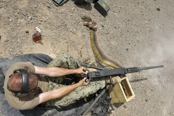 Soldat avec des armes à feu sur l exercice