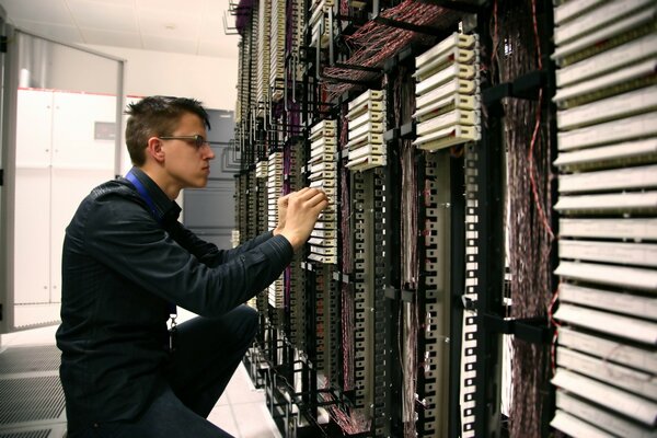 Typ Ingenieur bedient den Server