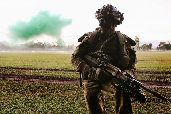 Soldado con armas en el campo de batalla