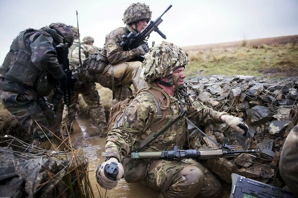 Soldats dans l armée avec des armes