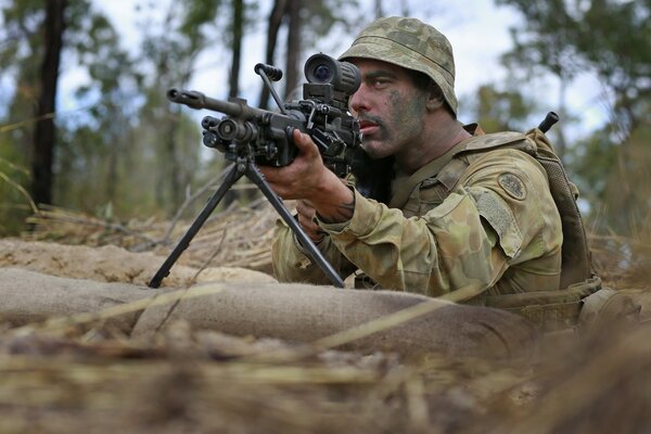 Francotirador con rifle. Francotirador en una emboscada