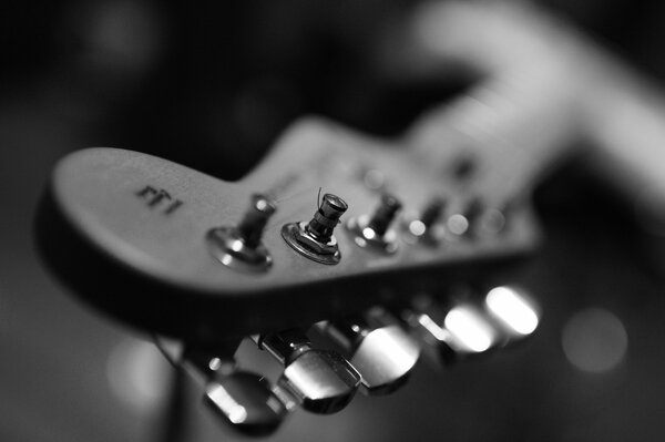 Guitarra sobre fondo blanco y negro