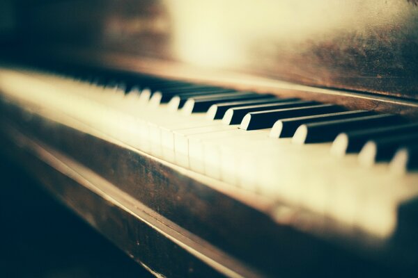 Vecchio pianoforte squallido e tasti in bianco e nero